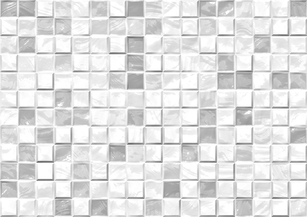 ¿Qué tipo de azulejos se debe usar en un baño pequeño?
