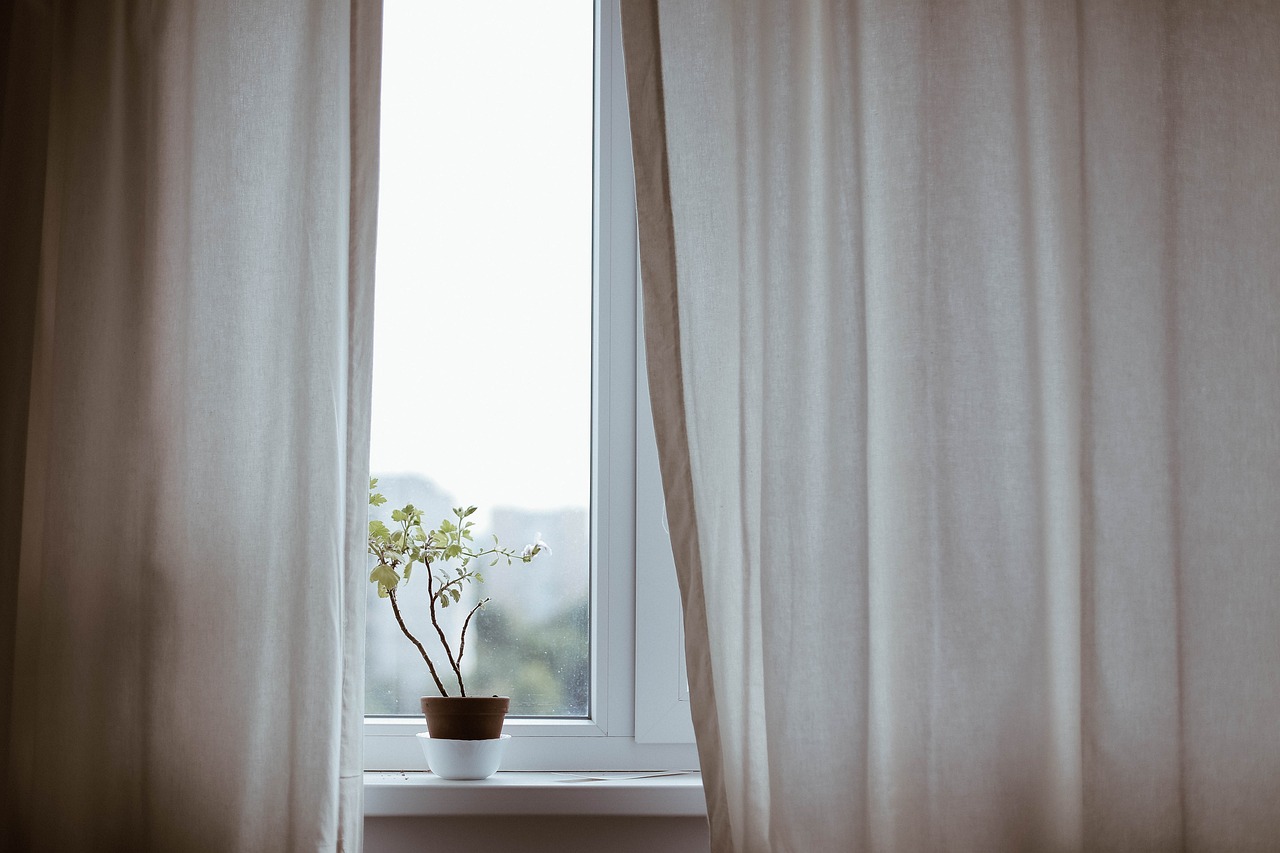 ¿Cuáles son las 2 formas diferentes de colgar cortinas?
