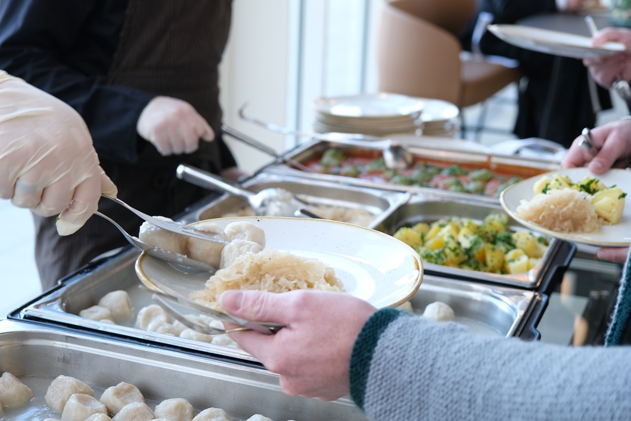 ¿Qué tipo de distribución se recomienda para cocinas pequeñas y medianas?