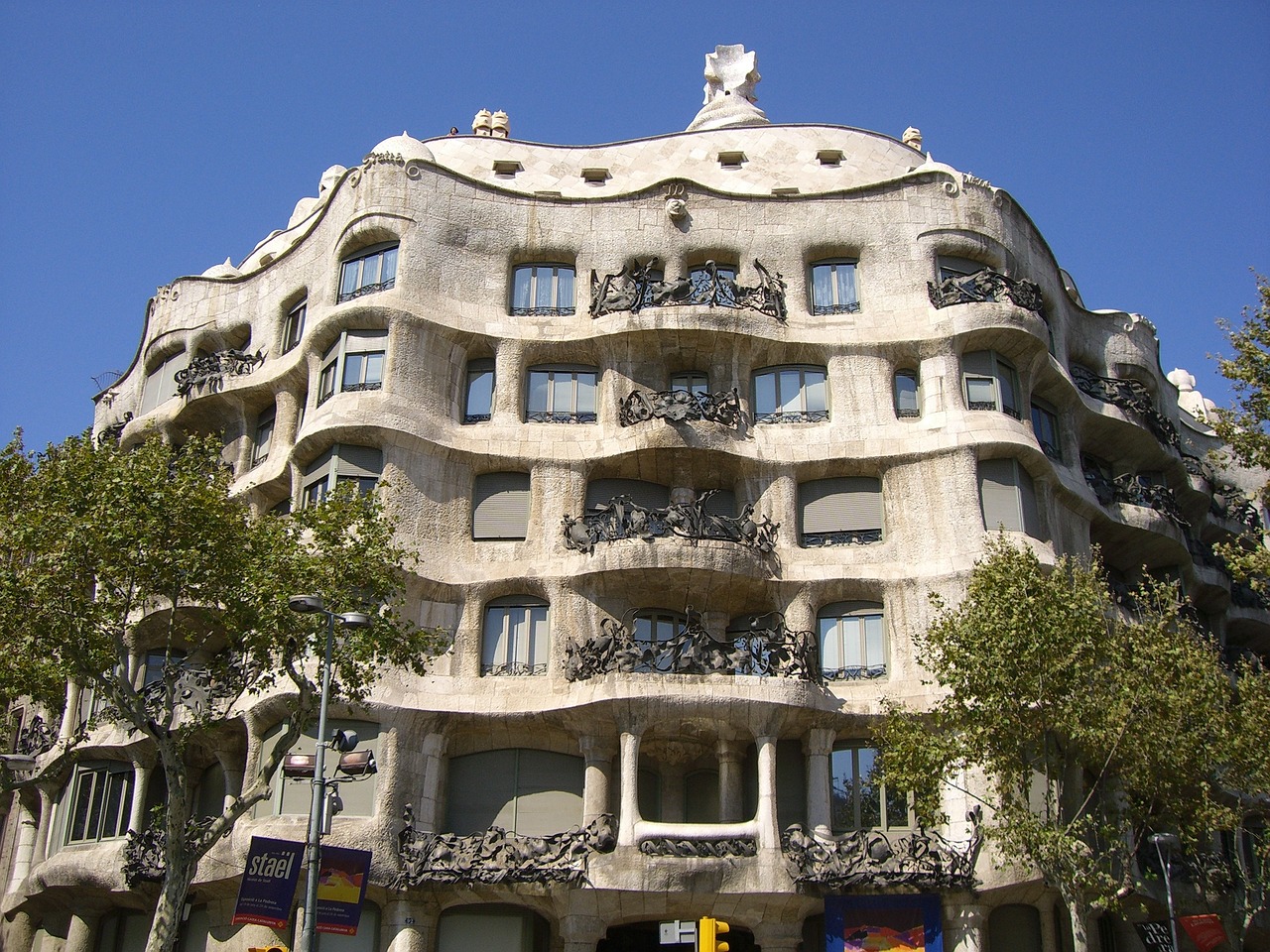 ¿Cómo se llaman las casas de Gaudí en Barcelona?