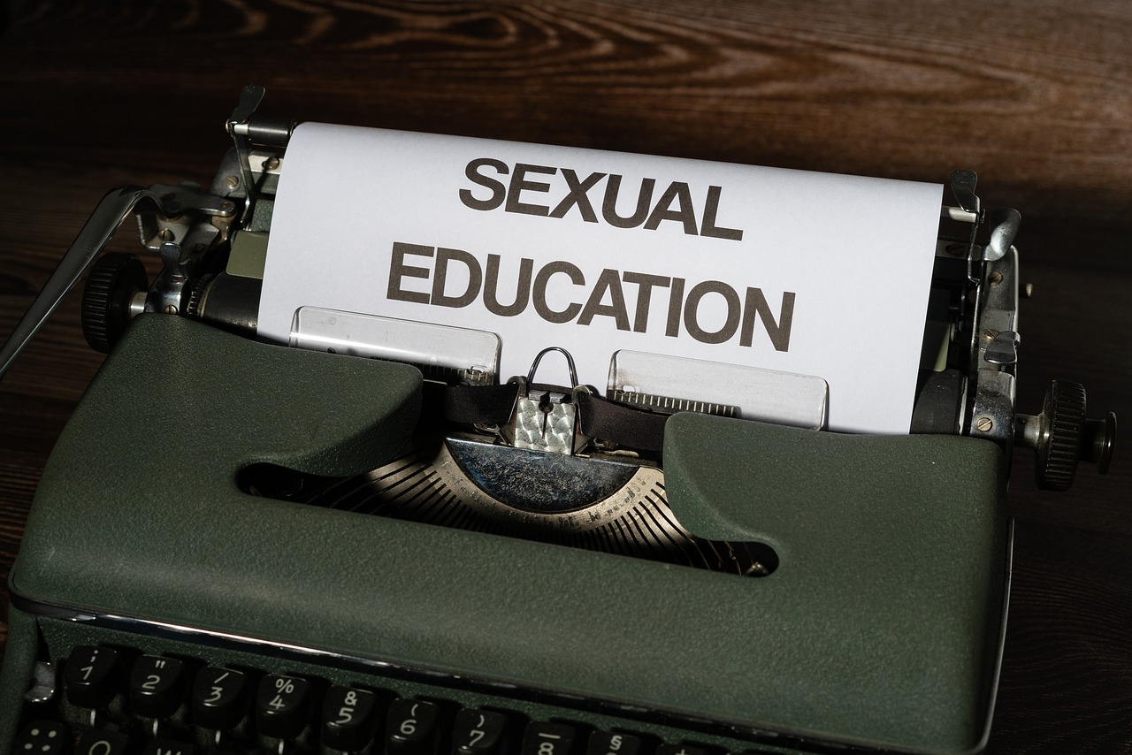 ¿Cómo se llama el negro de Sex Education?