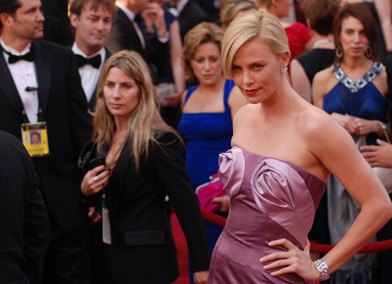 ¿Que se ha hecho en la cara Charlize Theron?