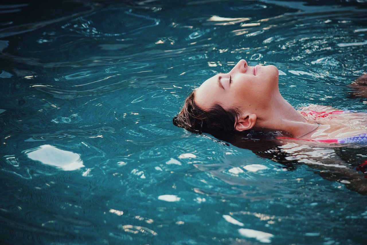 ¿Cuándo se considera una piscina poco profunda?