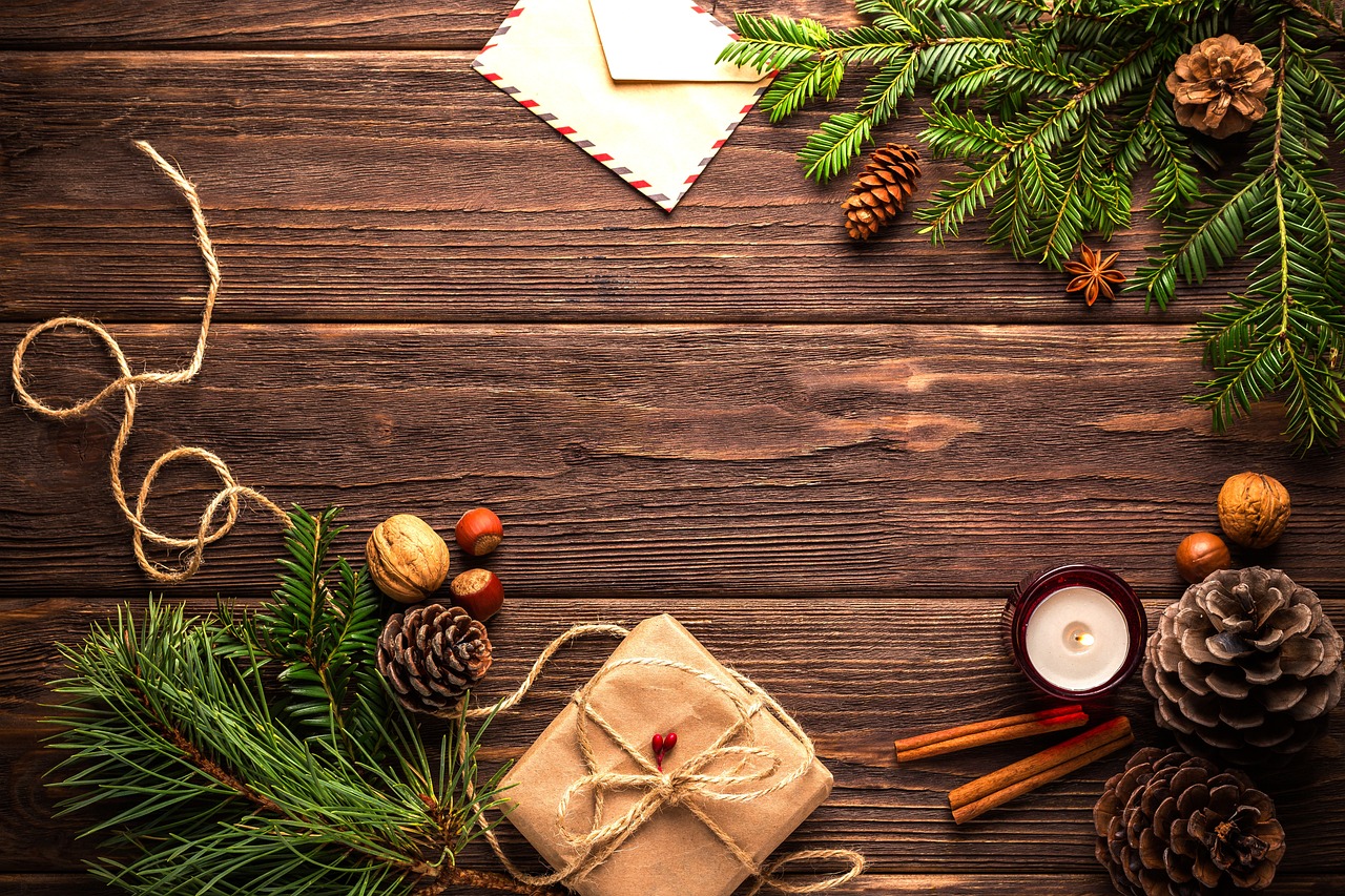 ¿Qué adornos se ponen en el árbol de Navidad?