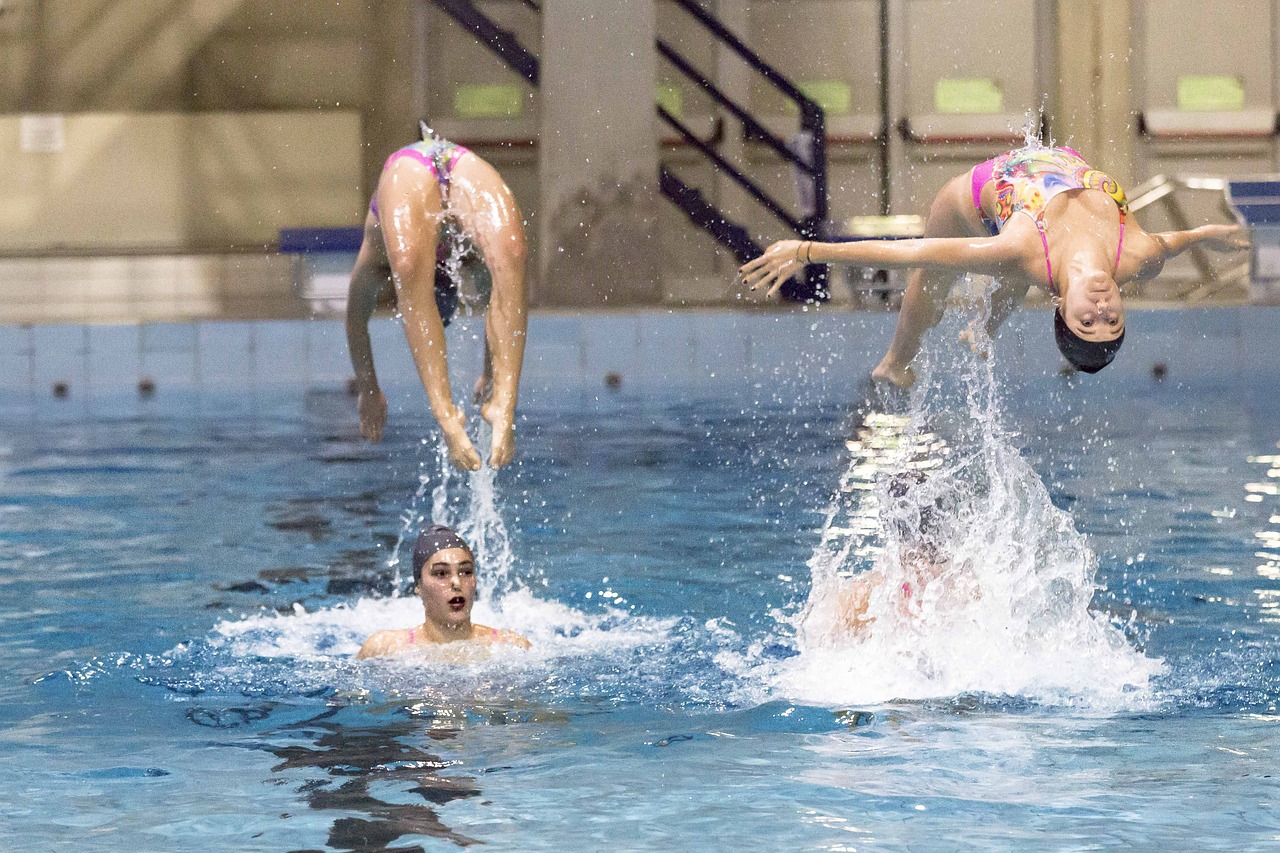 ¿Qué combina la natación sincronizada?