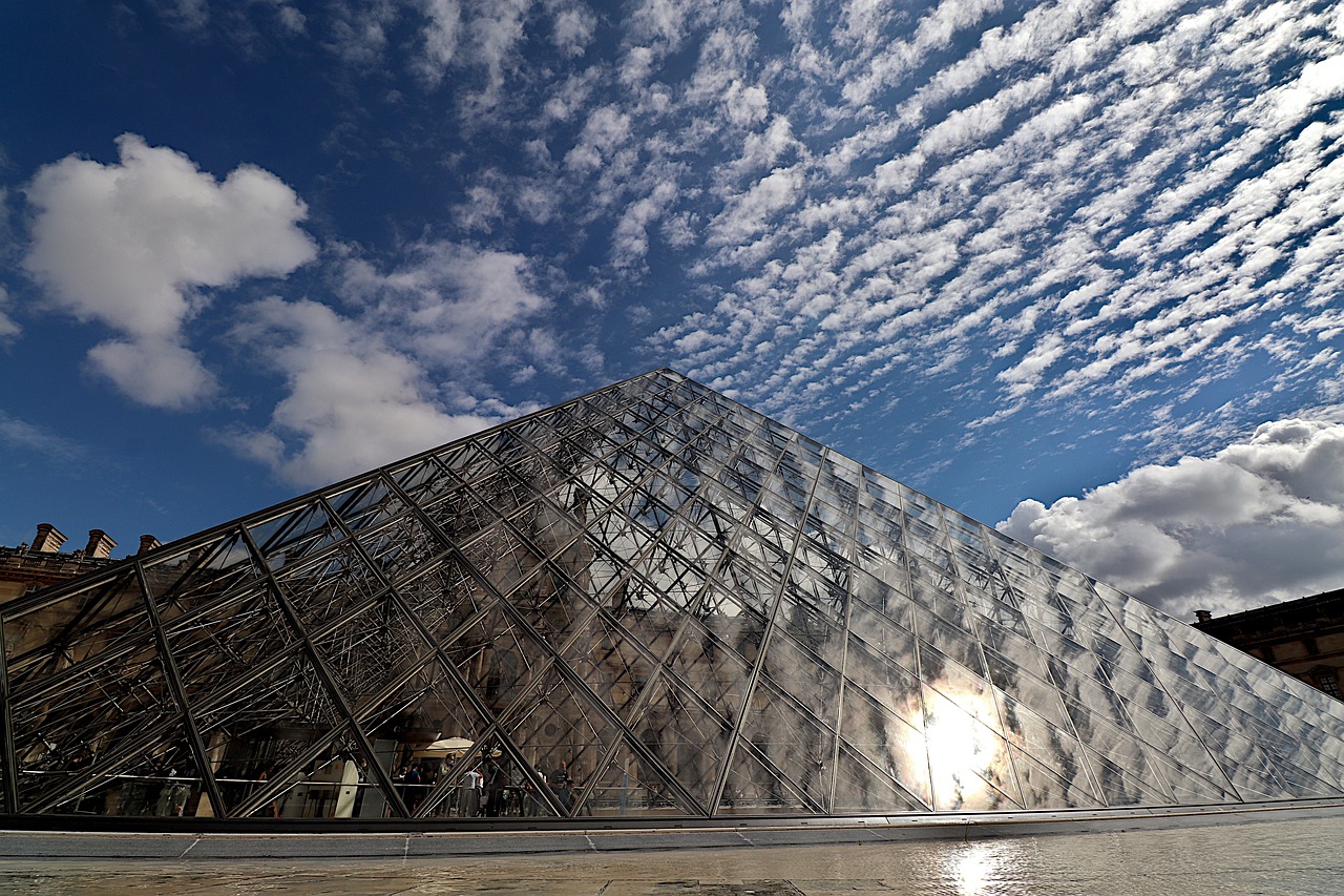 ¿Qué tipo de pirámide es el Louvre?