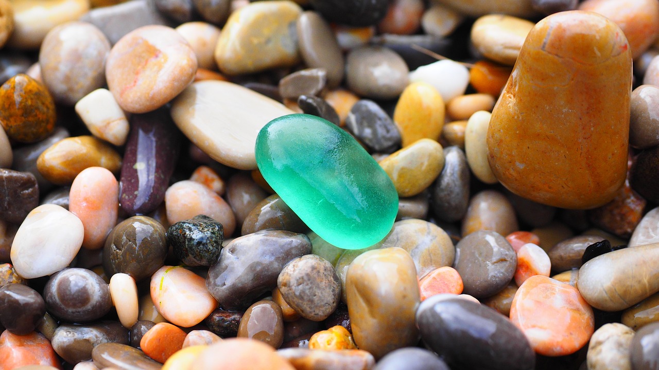 ¿Cómo se llama la piedra color blanco?
